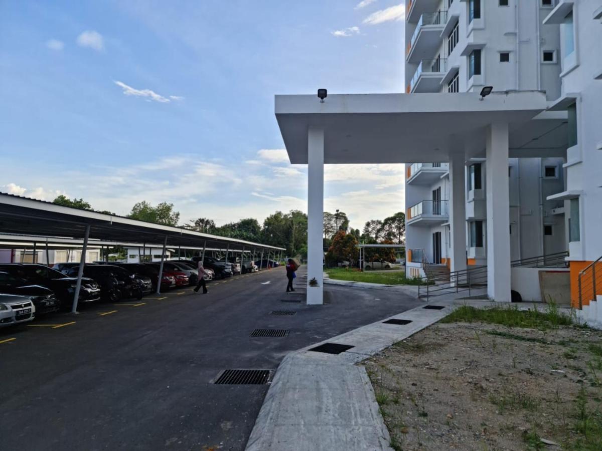 Rhr Deluxe Guesthouse Kinarut Papar Sabah - Pool View Exteriör bild